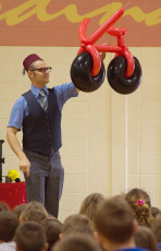 Balloon become machines during the show!