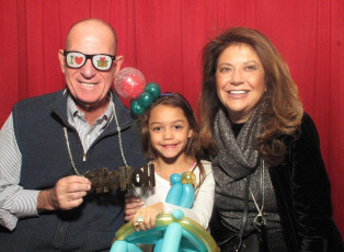 Families Love the Smarty Pants Holiday Balloon Art