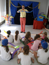 Smarty Pants Teaches Balloon Twisting