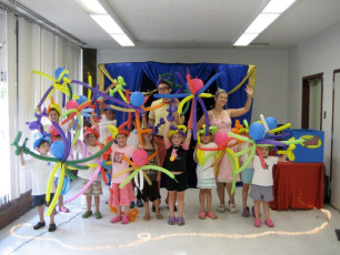 Everyone participates in the Balloon Workshop!