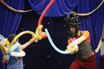 Kids have fun at Big Balloon Show!
