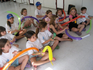 Kids learn to make their own balloon animals!