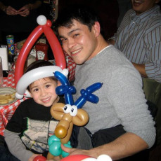 Families always enjoy balloon art!