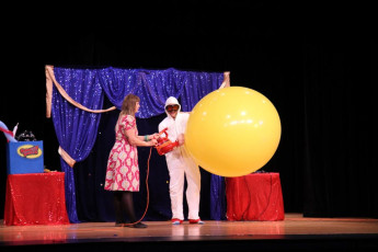 The Giant Six Foot Balloon in the Big Balloon Show!