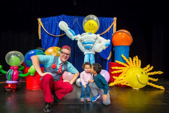 Kids Enjoy the Smarty Pants Big Balloon Show!